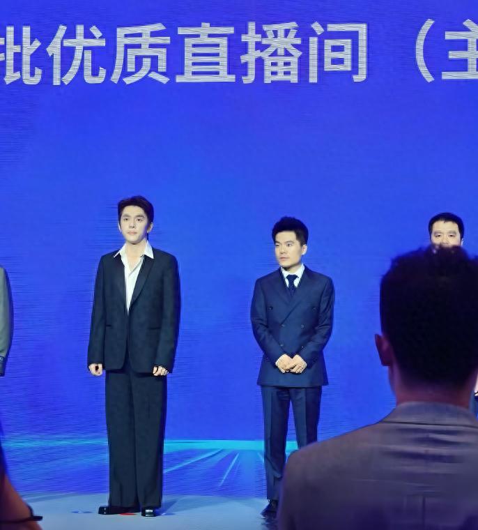 頂流主播同臺(tái)競(jìng)技:直播江湖的“冰火兩重天”